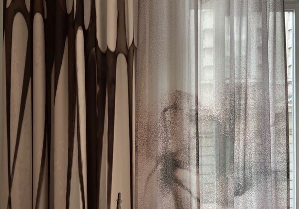 workingbert-hoog-detail-wallcurtain-heizu-on-batista-wall-curtain-paper-on-panama for Textiles and More