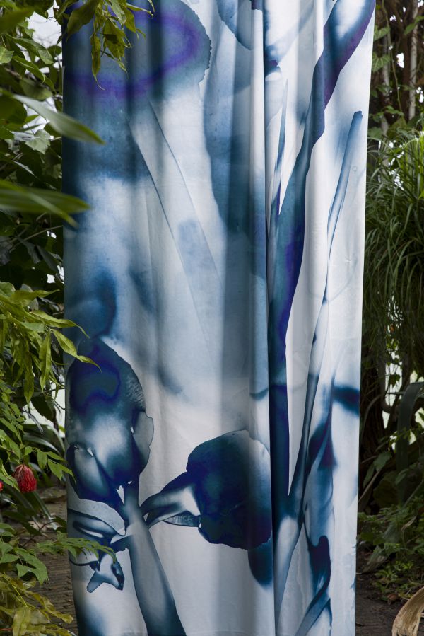 T&M/Workingbert wall curtain collectionDark Iris  in ink on velvet  foto Kurt de Wit