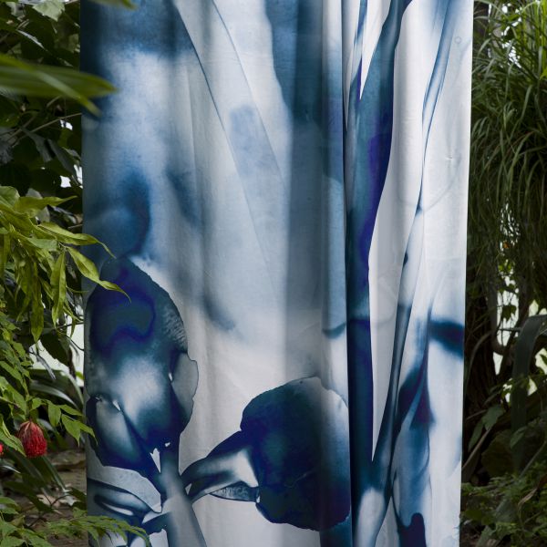 T&M/Workingbert wall curtain collectionDark Iris  in ink on velvet  foto Kurt de Wit