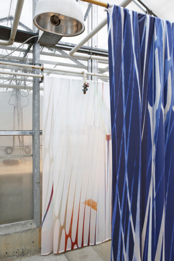 T&M/Workingbert wall curtain collection Paper dark blue on velvet and gold on voile foto Kurt de Wit