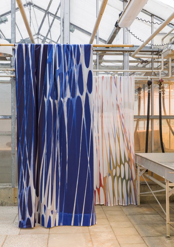 T&M/Workingbert wall curtain collection Paper dark blue and gold foto Kurt de Wit